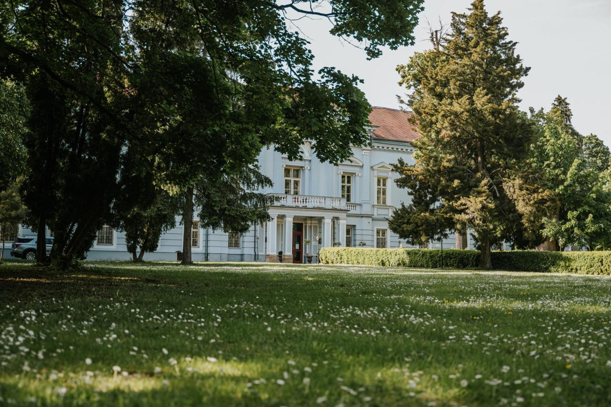 Hotel Kaštieľ Mojmírovce Exterior foto